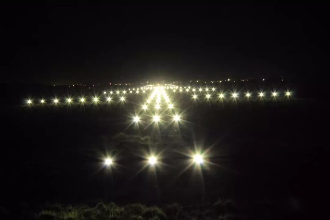 利比里亞國際機場跑道上的LED燈點亮了！