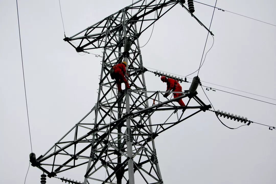 高溫下的電力守護(hù)者-記奮斗在運(yùn)行巡檢一線(xiàn)的員工李長(zhǎng)穩(wěn)