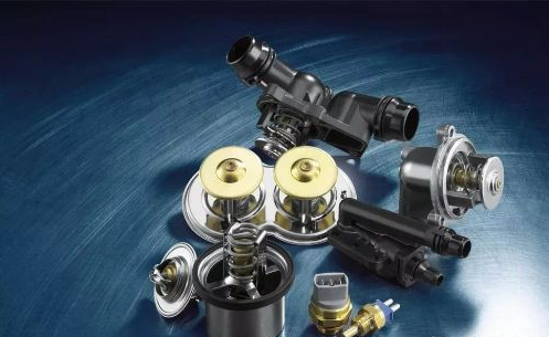 用手持式紅外測溫儀測量散熱器上、下水管的溫差,保證發(fā)動(dòng)機(jī)工作溫度。